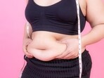Kev Heintz promotes a straightforward fat loss approach with a daily meal plan of 1,820 calories and 162 grams of protein using common grocery items. (Freepik)