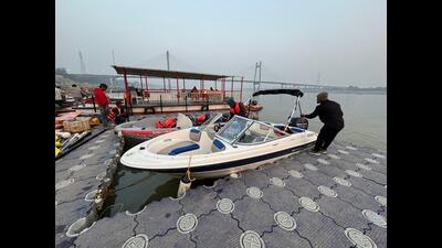 A view of the motor boats at Kali ghat in Prayagraj. (HT) A view of the motor boats at Kali ghat in Prayagraj. (HT)