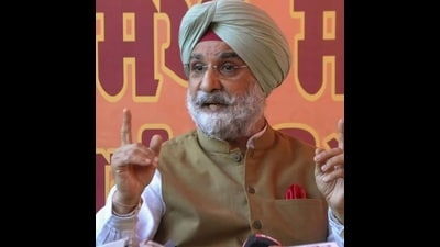 According to officials, the LG also reviewed storm water channels, the golf course project in Sector 24, a proposed five-star hotel project in Sector 23. (HT Photo) According to officials, the LG also reviewed storm water channels, the golf course project in Sector 24, a proposed five-star hotel project in Sector 23. (HT Photo)