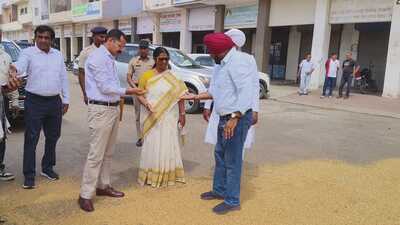 Additional chief secretary G Anupama and DC Vishram Meena carrying out an inspection in a mandi in Kurukshetra. (HT File)