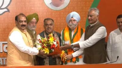 BJP leaders welcoming HS Phoolka into the party in New Delhi on Wednesday. (HT Photo)
