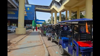 E-rickshaws block most of the service road near Sikandarpur Metro Station, as seen on Monday. (Parveen Kumar/HT) E-rickshaws block most of the service road near Sikandarpur Metro Station, as seen on Monday. (Parveen Kumar/HT)
