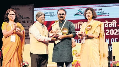 Jalgaon-based artist-turned-author Raju Baviskar (centre) won the Sahitya Akademi Award for his Marathi autobiography, Kalya Nilya Resha. (HT) Jalgaon-based artist-turned-author Raju Baviskar (centre) won the Sahitya Akademi Award for his Marathi autobiography, Kalya Nilya Resha. (HT)