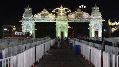 <p>ఏకశిలానగరంలో ఏప్రిల్ 1న జరుగనున్న శ్రీ సీతారాముల కళ్యాణాన్ని టిటిడి, జిల్లా యంత్రాంగం సమన్వయంతో వైభవంగా నిర్వహించేందుకు అన్ని ఏర్పాట్లు పూర్తయ్యాయి.శ్రీ సీతారాముల క‌ల్యాణం సంద‌ర్భంగా ఇవాళ సాయంత్రం 6 గంట‌ల‌కు రాష్ట్ర ప్ర‌భుత్వం త‌ర‌ఫున ముఖ్య‌మంత్రి చంద్ర‌బాబు నాయుడు ప‌ట్టువ‌స్త్రాలు స‌మ‌ర్పిస్తారు.  </p> 