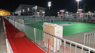 <p>కల్యాణ వేదిక ప్రాంగణం వద్ద ఉన్న 121 గ్యాలరీలలో 60 వేల‌ మంది సౌకర్యవంతంగా కూర్చుని వీక్షించేలా ఏర్పాట్లు చేశారు.  ప్రతి గ్యాలరీలో భక్తులకు సకాలంలో సేవలు అందెలా పారా మెడికల్ సిబ్బంది, టిటిడి ఉద్యోగులు, పోలీసు, శ్రీవారి సేవకులు ఉండేలా చర్యలు చేపట్టారు.  కల్యాణ వేదిక ప్రవేశ ప్రారంభంలో తలంబ్రాలు పంపిణీ కోసం 28 కియోస్క్ లు (కౌంటర్లు) ఉంచారు.</p> 