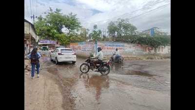 Locals alleged discharge from a nearby society worsens the situation. Authorities said super sucker machines were deployed to clear blockages. (HT) Locals alleged discharge from a nearby society worsens the situation. Authorities said super sucker machines were deployed to clear blockages. (HT)