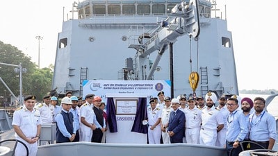 কলকাতার GRSE একইদিনে নৌসেনার হাতে তুলে দিল তিনটি শক্তিশালী যুদ্ধজাহাজ। (ছবি সৌজন্যে পিটিআই) কলকাতার GRSE একইদিনে নৌসেনার হাতে তুলে দিল তিনটি শক্তিশালী যুদ্ধজাহাজ। (ছবি সৌজন্যে পিটিআই)