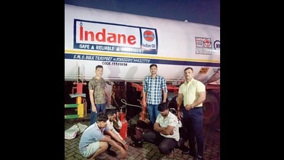 The accused have been identified as tanker driver Ambadas Gade from Chembur in Mumbai, and Akshay Mungse and Navnath Hojge, both residents of Khed in Pune district. (HT)