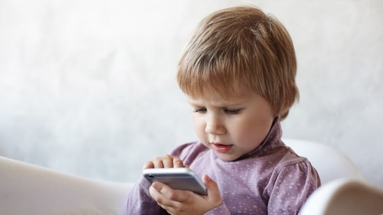 Children below 2 years should avoid screens. (Picture credit: Freepik)