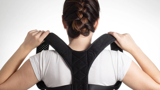Are posture-correcting bands really worth the hype? (Freepik)