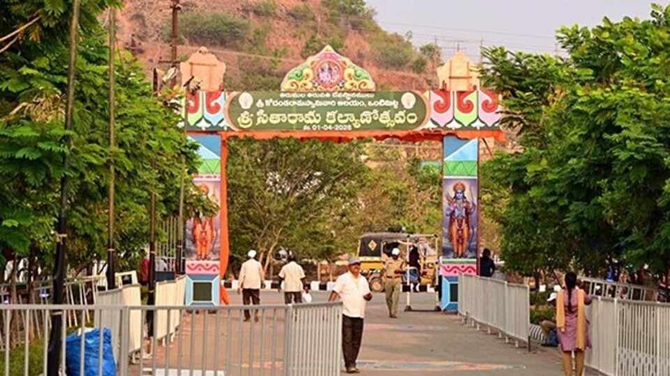 <p>టిటిడి విజిలెన్స్ విభాగం, అబ్జర్వేషన్ టీం, ఫైర్ సిబ్బంది 510 మంది, టిటిడి స్కౌట్స్ 200 మంది, జిల్లా పోలీస్ యంత్రాంగం 3,000 మంది సేవలు అందిస్తారు. అదేవిధంగా 235 సిసి కెమెరాలు, 12 డ్రోన్ లు, కామాన్ కమెండ్ కంట్రోల్ సెంటర్, మరో మూడు 3 స‌బ్ కంట్రోల్ రూమ్ ల నుండి పర్యవేక్షణ కొనసాగుతోంది. కళ్యాణానికి విచ్చేసే భక్తుల సౌకర్యార్థం కడప వైపు 13, తిరుపతి వైపు 5 చోట్ల పార్కింగ్ ప్రాంతాలు ఏర్పాటు చేశారు.</p>