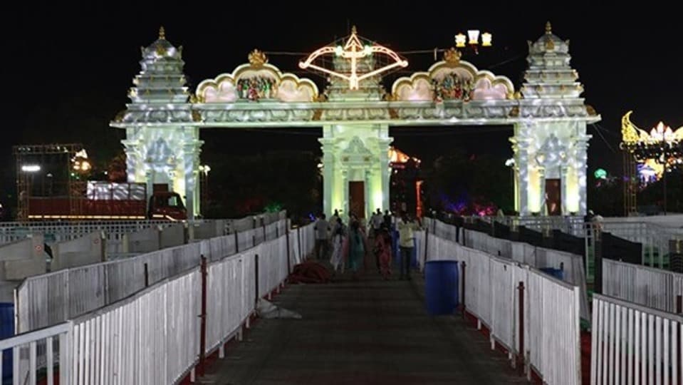 <p>ఏకశిలానగరంలో ఏప్రిల్ 1న జరుగనున్న శ్రీ సీతారాముల కళ్యాణాన్ని టిటిడి, జిల్లా యంత్రాంగం సమన్వయంతో వైభవంగా నిర్వహించేందుకు అన్ని ఏర్పాట్లు పూర్తయ్యాయి.శ్రీ సీతారాముల క‌ల్యాణం సంద‌ర్భంగా ఇవాళ సాయంత్రం 6 గంట‌ల‌కు రాష్ట్ర ప్ర‌భుత్వం త‌ర‌ఫున ముఖ్య‌మంత్రి చంద్ర‌బాబు నాయుడు ప‌ట్టువ‌స్త్రాలు స‌మ‌ర్పిస్తారు. </p>