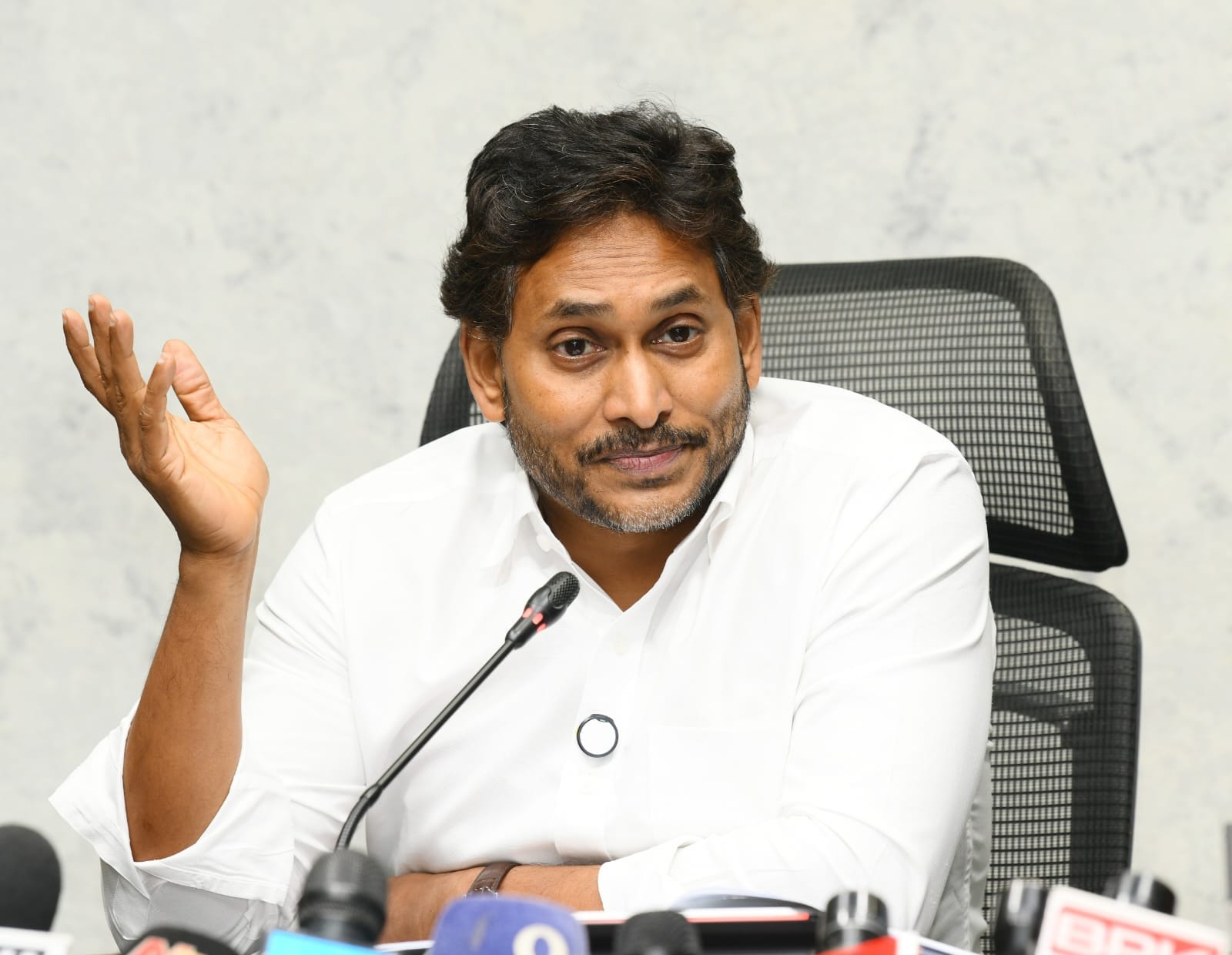 <p>పార్లమెంట్ ముందుకు అమరావతి చట్టబద్ధత బిల్లు వచ్చిన సమయంలో వైసీపీ అధినేత జగన్ మీడియా సమావేశం నిర్వహించారు. ఈ సందర్భంగా మావిగన్ అంటూ కొత్త విషయాన్ని తెరపైకి తెచ్చారు. దీంతో సోషల్ మీడియాలో ఈ విషయంపై రచ్చ రచ్చ అవుతుంది.</p> <p>పార్లమెంట్ ముందుకు అమరావతి చట్టబద్ధత బిల్లు వచ్చిన సమయంలో వైసీపీ అధినేత జగన్ మీడియా సమావేశం నిర్వహించారు. ఈ సందర్భంగా మావిగన్ అంటూ కొత్త విషయాన్ని తెరపైకి తెచ్చారు. దీంతో సోషల్ మీడియాలో ఈ విషయంపై రచ్చ రచ్చ అవుతుంది.</p>