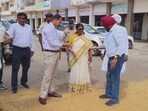 Additional chief secretary G Anupama and DC Vishram Meena carrying out an inspection in a mandi in Kurukshetra. (HT File)