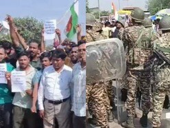নারায়ণপুরে বিএসএফ ক্যাম্পের বাইরে বিক্ষোভকারীদের হাতে জাতীয় পতাকা ছিল। 