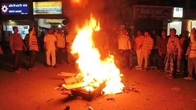 ফের তপ্ত মালদা, নতুন করে কী ঘটল সেখানে? উত্তেজনার খবর উত্তরের বহু অংশে. (ANI Video Grab) (ANI video Grab) ফের তপ্ত মালদা, নতুন করে কী ঘটল সেখানে? উত্তেজনার খবর উত্তরের বহু অংশে. (ANI Video Grab) (ANI video Grab)
