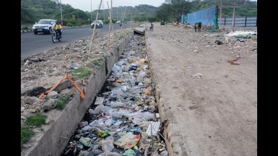 Municipal commissioner Vinay Kumar said the enclosure at the Jhuriwala site will be removed within 10 days, after which good soil will be laid for plantation. (Sant Arora/HT) Municipal commissioner Vinay Kumar said the enclosure at the Jhuriwala site will be removed within 10 days, after which good soil will be laid for plantation. (Sant Arora/HT)