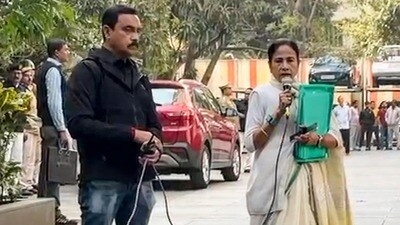 ইডি হানার দিন মমতা বন্দ্যোপাধ্যায়ের 'ফাইল ছিনতাইয়ের' বিষয়টি এখন 'হাতিয়ার' হিসেবে ব্যবহার করছে ইডি। (PTI) ইডি হানার দিন মমতা বন্দ্যোপাধ্যায়ের 'ফাইল ছিনতাইয়ের' বিষয়টি এখন 'হাতিয়ার' হিসেবে ব্যবহার করছে ইডি। (PTI)