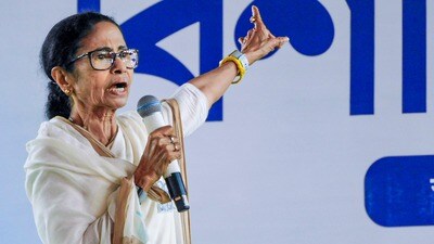 Bishnupur: West Bengal Chief Minister Mamata Banerjee speaks during a public meeting in support of Trinamool Congress candidates from Bankura's Bishnupur organisational district ahead of the state assembly elections, in Bishnupur, Tuesday, March 31, 2026. (PTI Photo)(PTI03_31_2026_000217B) (PTI)