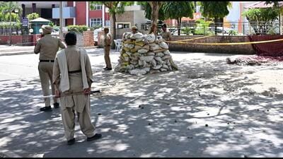 Police personnel stand guard outside the BJP’s Punjab headquarters in Chandigarh. (HT) Police personnel stand guard outside the BJP’s Punjab headquarters in Chandigarh. (HT)