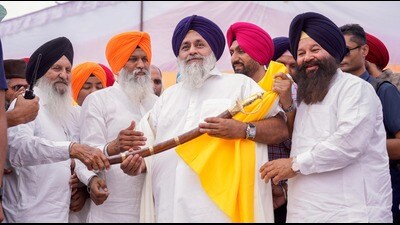Shiromani Akali Dal (SAD) president Sukhbir Singh Badal at a a rally at Baba Bakala. (HT) Shiromani Akali Dal (SAD) president Sukhbir Singh Badal at a a rally at Baba Bakala. (HT)