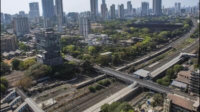 The 113-year Elphinstone Bridge is being dismantled to make way for a new east-west link, the 4.5-km-long Sewri-Worli Elevated Corridor (Pratik Chorge/HT Photo) The 113-year Elphinstone Bridge is being dismantled to make way for a new east-west link, the 4.5-km-long Sewri-Worli Elevated Corridor (Pratik Chorge/HT Photo)