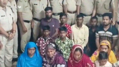 জলপাইগুড়ি রোড স্টেশনে দিল্লিগামী উত্তর-পূর্ব এক্সপ্রেস ট্রেন থেকে ১৪ বাংলাদেশিকে আটক করে আরপিএফ। জলপাইগুড়ি রোড স্টেশনে দিল্লিগামী উত্তর-পূর্ব এক্সপ্রেস ট্রেন থেকে ১৪ বাংলাদেশিকে আটক করে আরপিএফ।