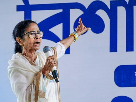 Bishnupur: West Bengal Chief Minister Mamata Banerjee speaks during a public meeting in support of Trinamool Congress candidates from Bankura's Bishnupur organisational district ahead of the state assembly elections, in Bishnupur, Tuesday, March 31, 2026. (PTI Photo)(PTI03_31_2026_000217B)