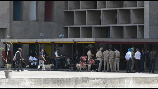 A bomb squad from Chandigarh Police conducting checks at Punjab and Haryana high court on Thursday. (Keshav Singh/HT)
