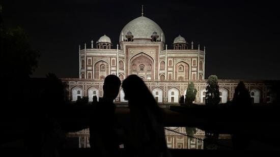 At Sunder Nursery, after sunset, the city’s smog-heavy sky retreats into pitch blackness. Amid the trees and grass, a few lamp posts stand along the park’s lake; their gold reflections lighting up the dark water. (HT Photo)