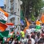 রোড শোয়ের প্রচারগাড়ি থেকে রাস্তায় নামতে হয় অমিত শাহকে।
