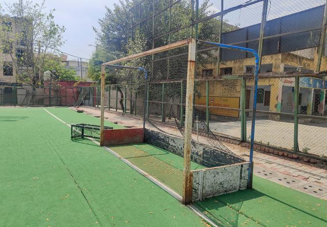 Fencing snapped, goalposts rusted, drains exposed; coach alleges stipend dues as maintenance burden falls on locals (HT) Fencing snapped, goalposts rusted, drains exposed; coach alleges stipend dues as maintenance burden falls on locals (HT)