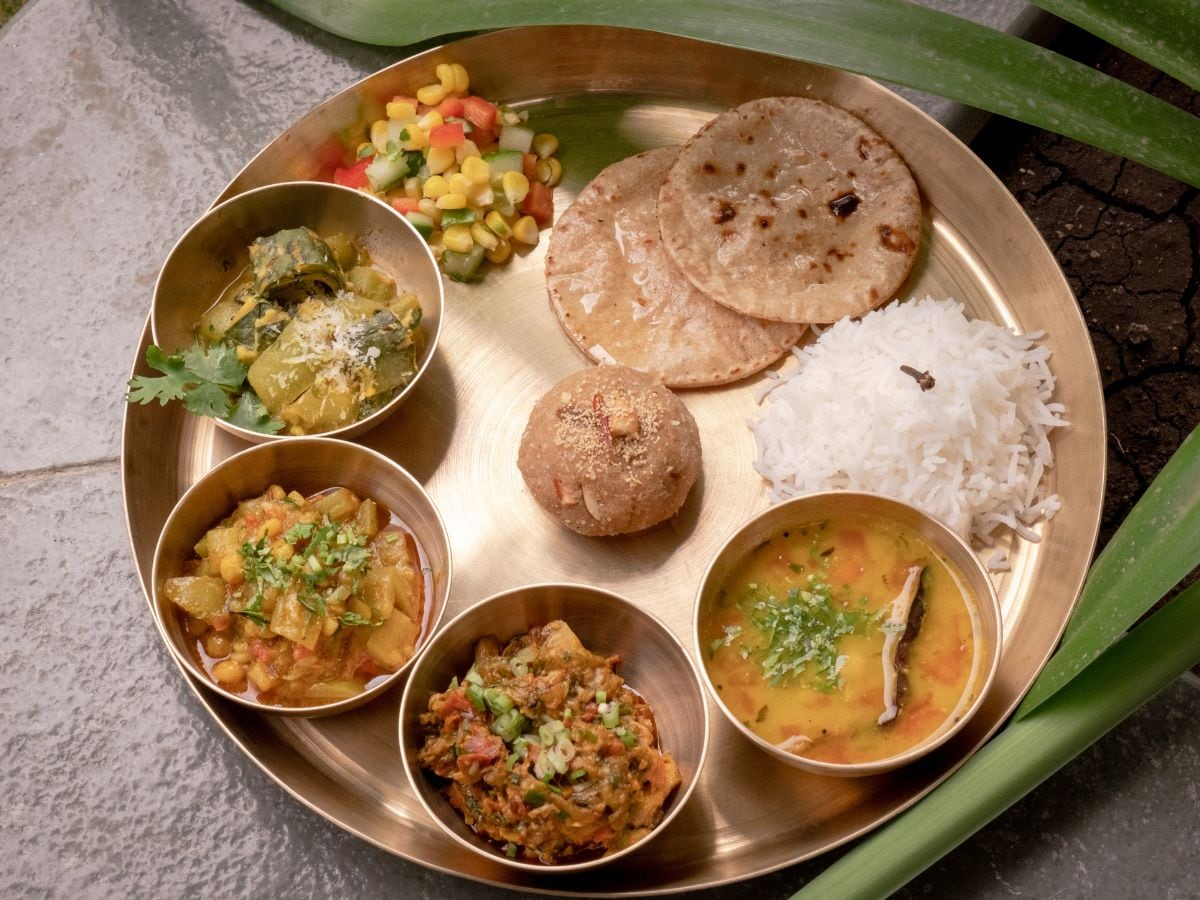 From digestive shots to Tri-dosha Buttermilk, lavish thalis to fruit platter, every meal was prepared in a way that it ensures healing from within. (Raga Svara) From digestive shots to Tri-dosha Buttermilk, lavish thalis to fruit platter, every meal was prepared in a way that it ensures healing from within. (Raga Svara)