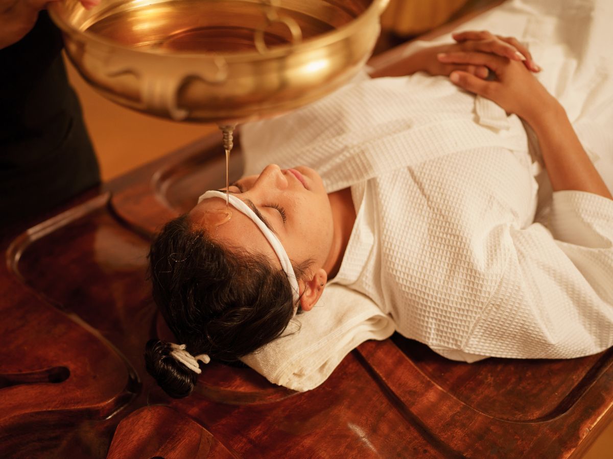 Shirodhara, ayurvedic therapy that calms the mind and relax the nerves. (Raga Svara) Shirodhara, ayurvedic therapy that calms the mind and relax the nerves. (Raga Svara)