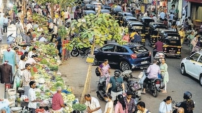 Suburban wards continue to bear the highest burden of illegal hawkers largely due to dense residential pockets, busy railway stations, market areas and expanding commercial activity. ((Photo by Satish Bate/ Hindustan Times/ Representational)) Suburban wards continue to bear the highest burden of illegal hawkers largely due to dense residential pockets, busy railway stations, market areas and expanding commercial activity. ((Photo by Satish Bate/ Hindustan Times/ Representational))