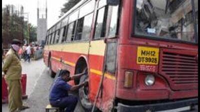 Pune, India - September 10, 2018: PMPML workers try to replace the tyre after the bus was punctured by Bharat Band supporters on Paud road near Kinara hotel in Pune, India, on Monday, September 10, 2018. (Photo by Sanket Wankhade/HT PHOTO) Pune, India - September 10, 2018: PMPML workers try to replace the tyre after the bus was punctured by Bharat Band supporters on Paud road near Kinara hotel in Pune, India, on Monday, September 10, 2018. (Photo by Sanket Wankhade/HT PHOTO)