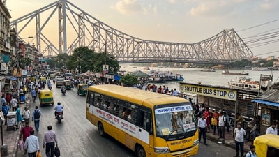 উবার শাটলের বাস পরিষেবা বন্ধ হয়ে গেলেও দুটি নয়া সংস্থা নামতে চলেছে ময়দানে। (ছবিটি প্রতীকী, ন্যানো ব্যানানা দিয়ে তৈরি করা) উবার শাটলের বাস পরিষেবা বন্ধ হয়ে গেলেও দুটি নয়া সংস্থা নামতে চলেছে ময়দানে। (ছবিটি প্রতীকী, ন্যানো ব্যানানা দিয়ে তৈরি করা)