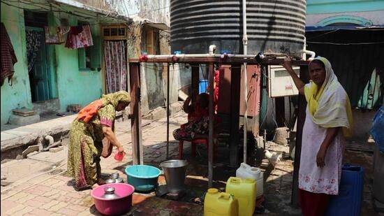 Kalyan, India –March.28. Some areas of Kalyan-Dombivli do not get water for almost a week. The residents solely have to depend on tanker water pic of water problem in kalyan west. in kalyan . India, on Thursday,March.28.2019 (Photo by Rishikesh Choudhary/HT)