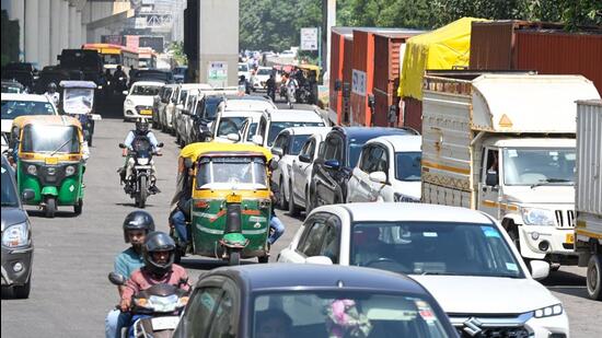 The ADG asked officials to identify major traffic bottlenecks, including Mahamaya Flyover, Dalit Prerna Sthal, and Chilla border, to curb congestion. (HT archive)