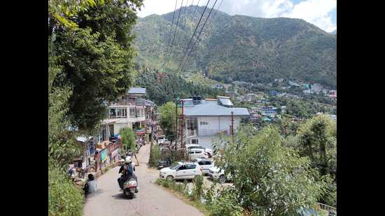With a backdrop of the majestic Dhauladhar range, the village is among the most favoured destinations for Israeli tourists, and is also referred to as a mini Israel. (HT Photo)
