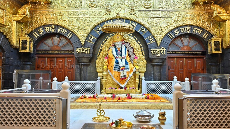 <p>ఈ వేసవి వేళ షిర్డీ ట్రిప్ ప్లాన్ చేస్తున్నారా…? హైదరాబాద్ నుంచి బడ్జెట్ ధరలోనే టూర్ ప్యాకేజీ వచ్చేసింది. ఐఆర్సీటీసీ టూరిజం ఈ ప్యాకేజీని ఆపరేట్ చేస్తోంది.</p>(image source @SSSTShirdi )