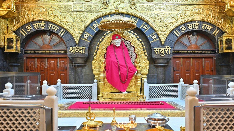 <p>ఈ ప్యాకేజీ మూడు రోజుల పాటు టూర్ ఉంటుంది. ట్రైన్ జర్నీ ద్వారా ఆపరేట్ చేస్తారు. ఐఆర్సీటీసీ టూరిజం తీసుకువచ్చిన ఈ టూర్ ప్యాకేజీలో భాగంగా… మహారాష్ట్రలోని షిర్డీ సాయిబాబా ఆలయాన్ని దర్శించుకోవచ్చు.</p>