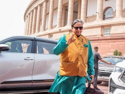 হামলার মুখে শশী থারুরের কনভয়