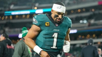 Jalen Hurts #1 of the Philadelphia Eagles jogs off the field after his team's 23-19 loss against the San Francisco 49ers (Getty Images via AFP)