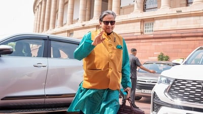 হামলার মুখে শশী থারুরের কনভয় (PTI) হামলার মুখে শশী থারুরের কনভয় (PTI)