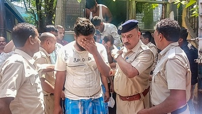 কালিয়াচকের ঘটনায় পুলিশ যে সিসিটিভি ফুটেজ বাজেয়াপ্ত করেছে, তা মোথাবাড়ি থানায় বসে খতিয়ে দেখেন এনআইএ তদন্তকারীরা। (PTI) কালিয়াচকের ঘটনায় পুলিশ যে সিসিটিভি ফুটেজ বাজেয়াপ্ত করেছে, তা মোথাবাড়ি থানায় বসে খতিয়ে দেখেন এনআইএ তদন্তকারীরা। (PTI)