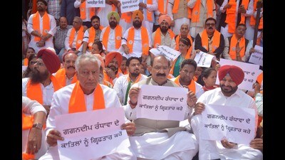 Punjab BJP chief Sunil Jakhar, working president Ashwani Sharma, Union minister of state for railways Ravneet Singh Bittu along with family members of the victim staging a protest in Amritsar on Saturday. (Sameer Sehgal/HT) Punjab BJP chief Sunil Jakhar, working president Ashwani Sharma, Union minister of state for railways Ravneet Singh Bittu along with family members of the victim staging a protest in Amritsar on Saturday. (Sameer Sehgal/HT)