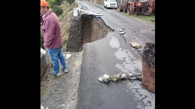The caved in portion of the Bharmour–Thalla road in Chamba that led to an accident. (HT Photo) The caved in portion of the Bharmour–Thalla road in Chamba that led to an accident. (HT Photo)