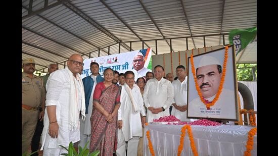 Former Lok Sabha Speaker Meira Kumar, daughter of former deputy Prime Minister Jagjivan Ram, with senior Congress leaders during a programme marking his birth anniversary at the Congress office in Lucknow on Saturday. (Sourced)
