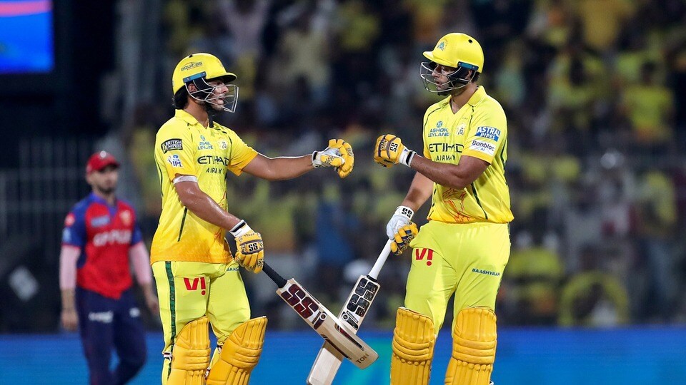 <p>టాస్ గెలిచిన పంజాబ్ కింగ్స్ మొదట బౌలింగ్ ఎంచుకుంది. బ్యాటింగ్‌కు అనుకూలించిన చెపాక్ పిచ్‌పై చెన్నై సూపర్ కింగ్స్ నిర్ణీత 20 ఓవర్లలో 5 వికెట్ల నష్టానికి 209 పరుగుల భారీ స్కోరు సాధించింది.</p>(ANI Pic Service)